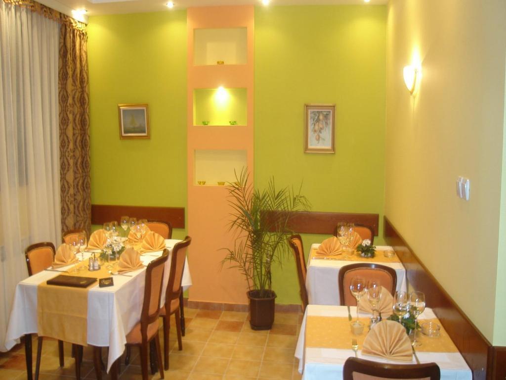 Hotel Vila Sunce Stara Pazova Exterior foto