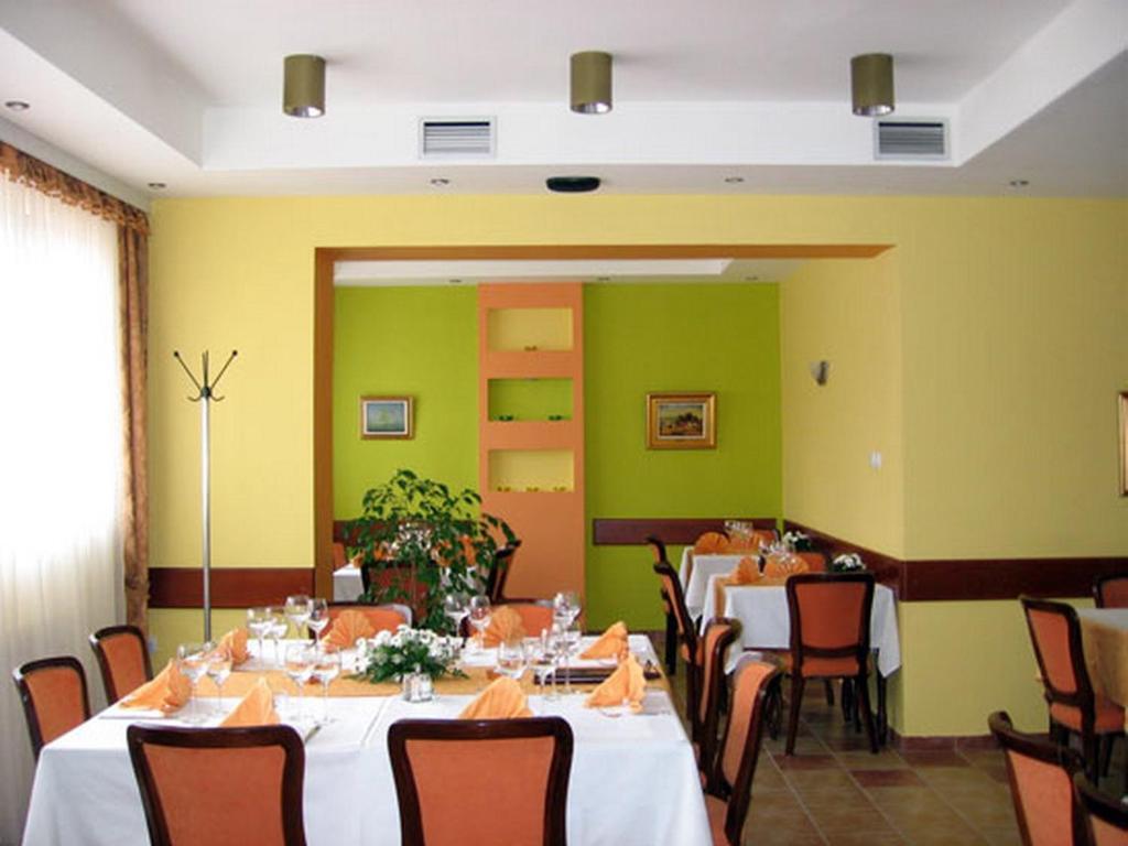 Hotel Vila Sunce Stara Pazova Exterior foto