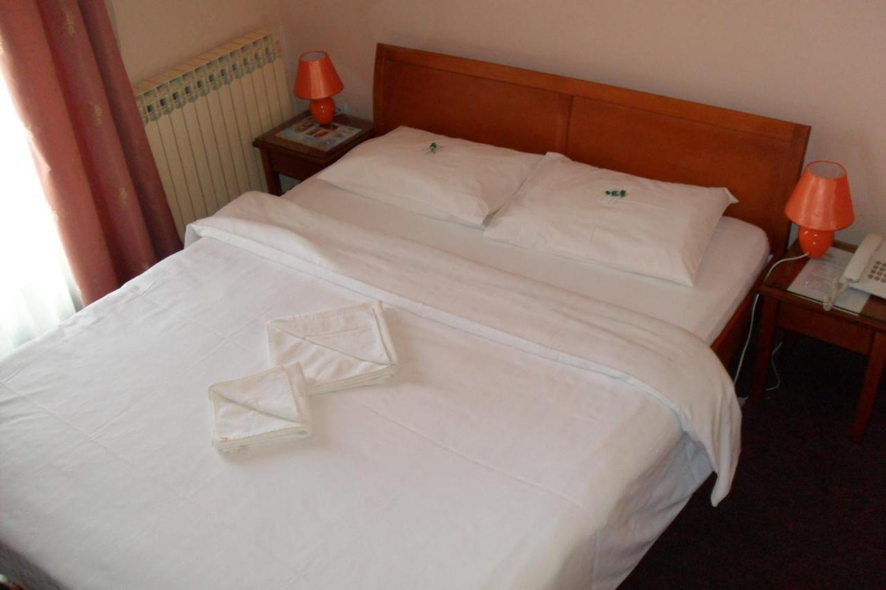 Hotel Vila Sunce Stara Pazova Habitación foto